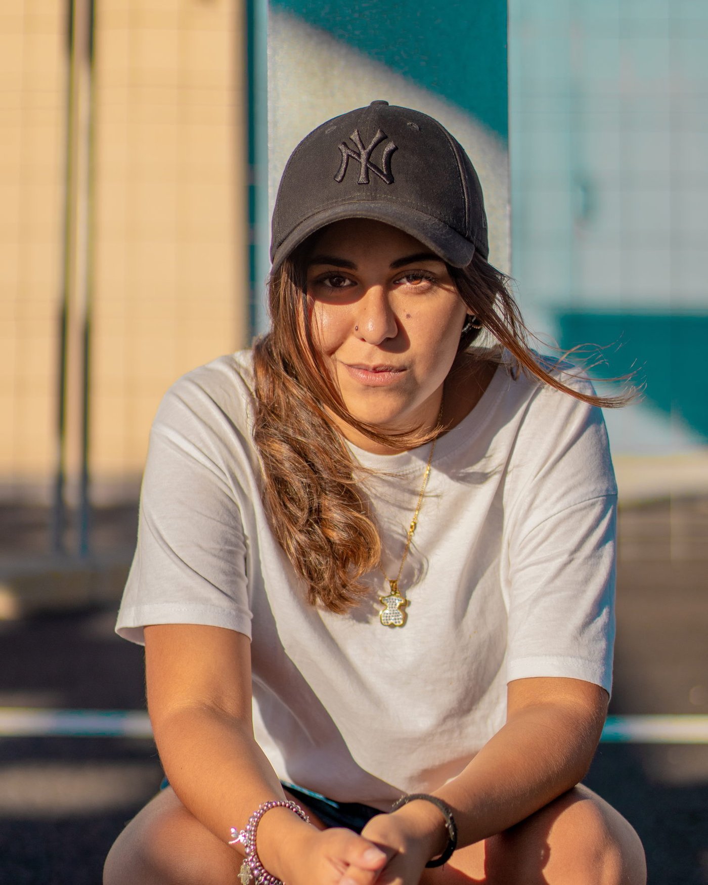 Retrato de mujer con gorra en una pista deportiva
